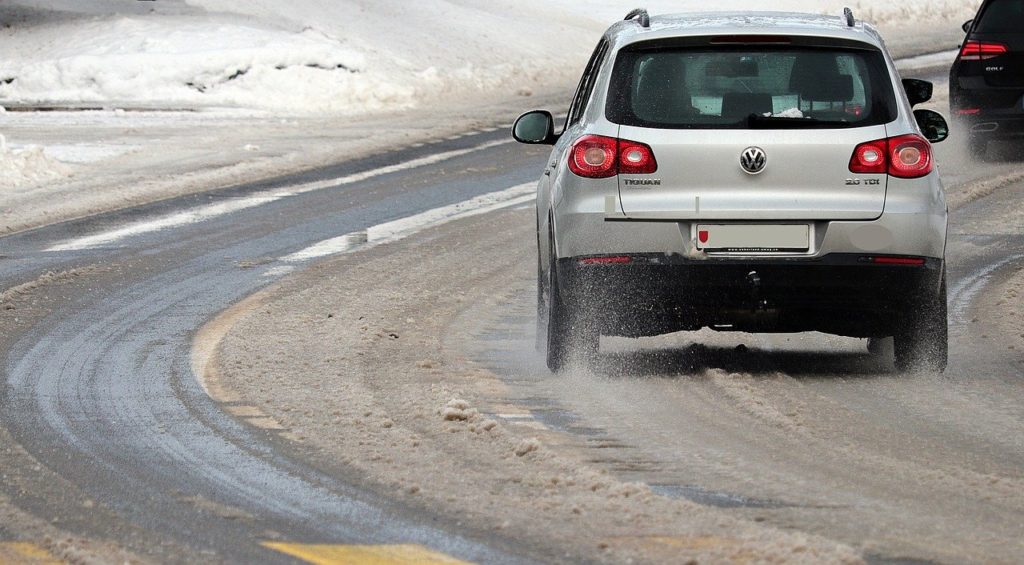 Comment préparer l'hiver tout en évitant les chutes avec le sel de déneigement ? - Actuauto.fr