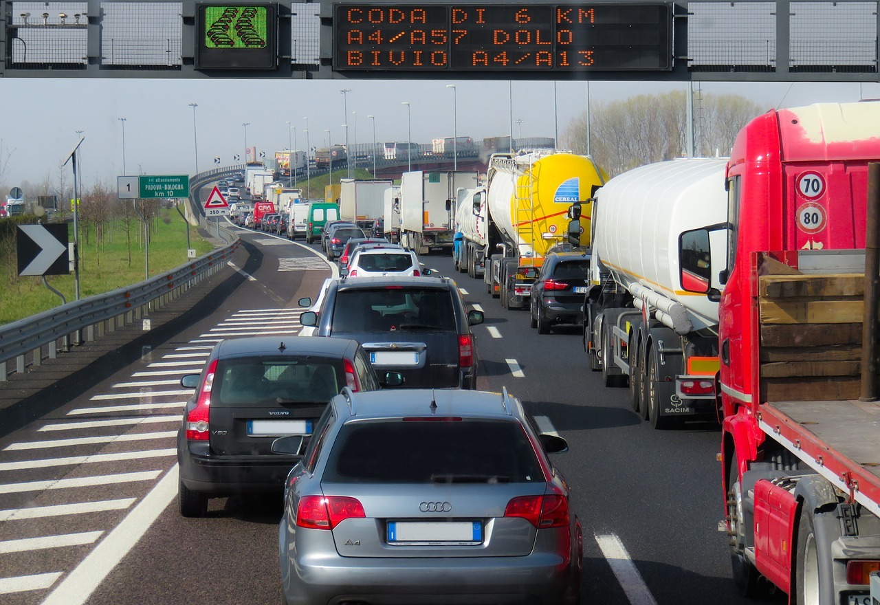 Automobilistes à l'arrêt sur voie rapide 2020 - Actuauto.fr