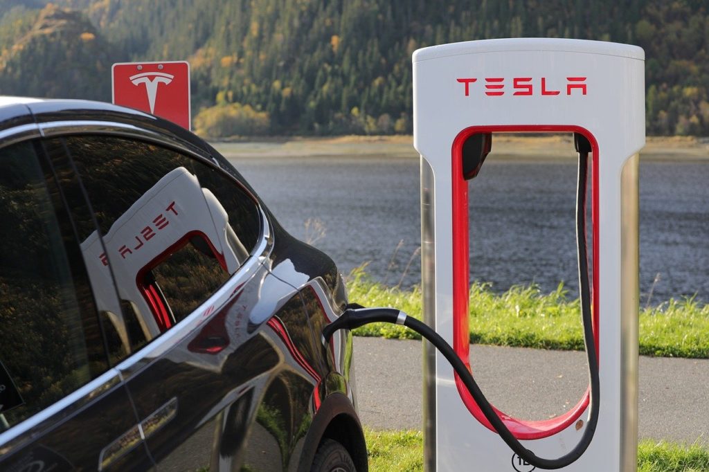 Borne électrique Tesla en mode recharge - Actuauto.fr