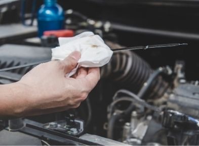 Vérification niveau d'huile après une vidange auto