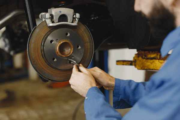 Freins qui sifflent : conséquences et solutions | Actuauto.fr