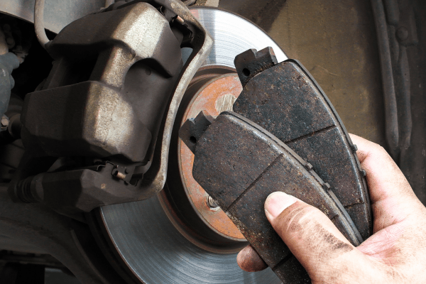 Freins qui sifflent : conséquences et solutions | Actuauto.fr